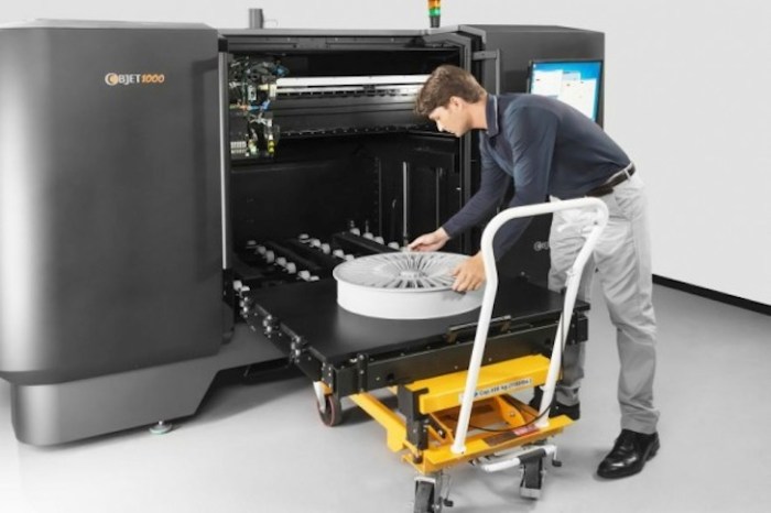 20150203tu-stratasys-objet1000_cart_wheel